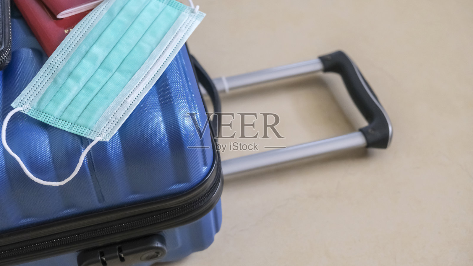 新冠肺炎大流行期间用于旅行的蓝色行李箱。概念假日和旅行。横幅的尺寸。副本的空间。有选择性的重点。景深浅照片摄影图片