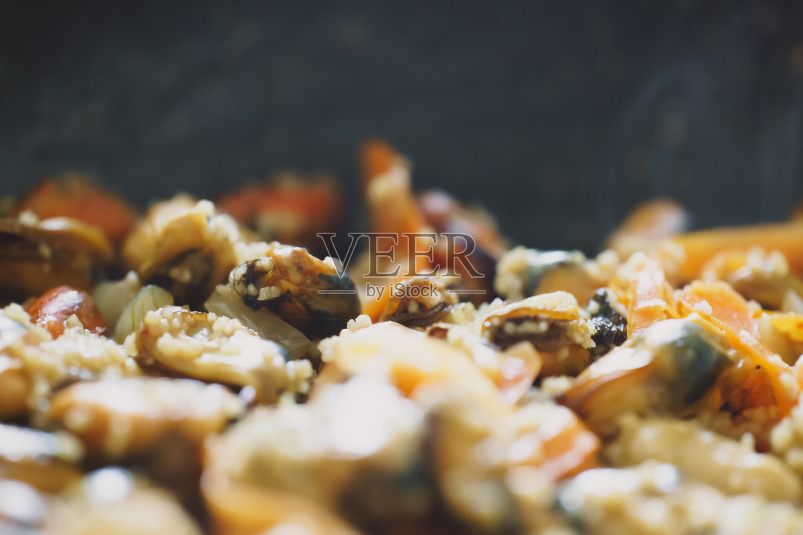 用贻贝做的传统摩洛哥蒸粗麦粉。照片摄影图片