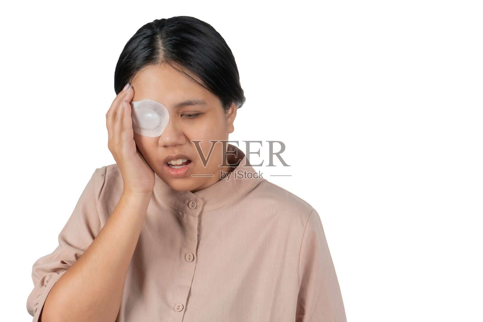 药膏贴敷妇女眼部创伤有疼痛作用。亚洲妇女术后蒙上眼罩，蒙上绷带，治疗斜视、弱视，卫生，防止感染，保护灰尘，感觉疼痛。照片摄影图片