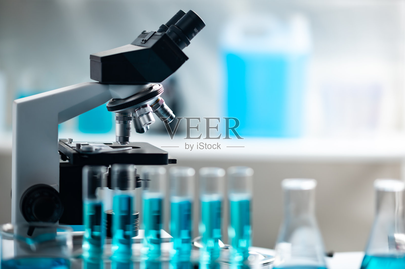 专业的实验室显微镜，科学设备和医疗工具，以观察微观尺度，微生物学和医学研究在实验室用显微镜照片摄影图片