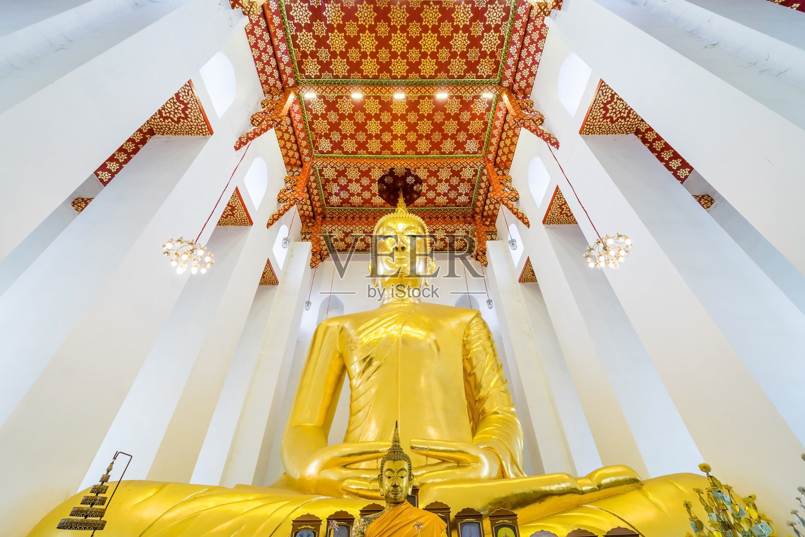 泰国昂通省柴约瓦威坦寺的大金佛。照片摄影图片