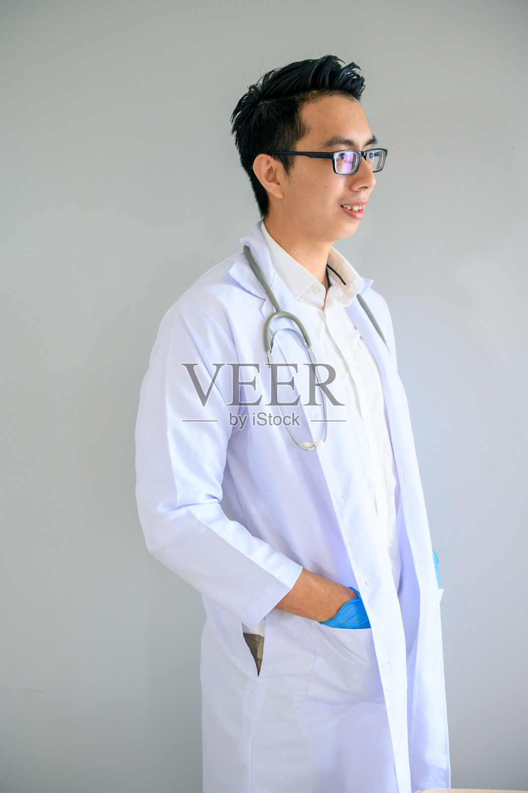 一个年轻的亚洲医生的肖像与外科手套照片摄影图片