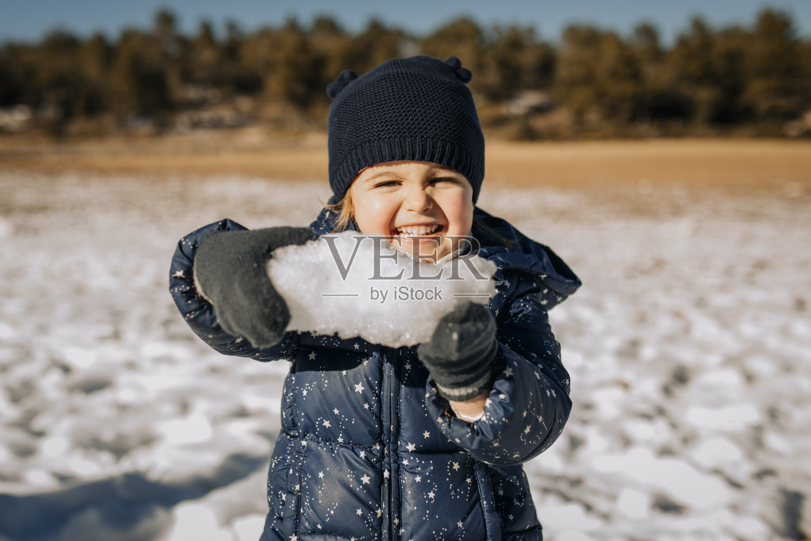 一个小女孩在寒冷的冬天拿着冰照片摄影图片