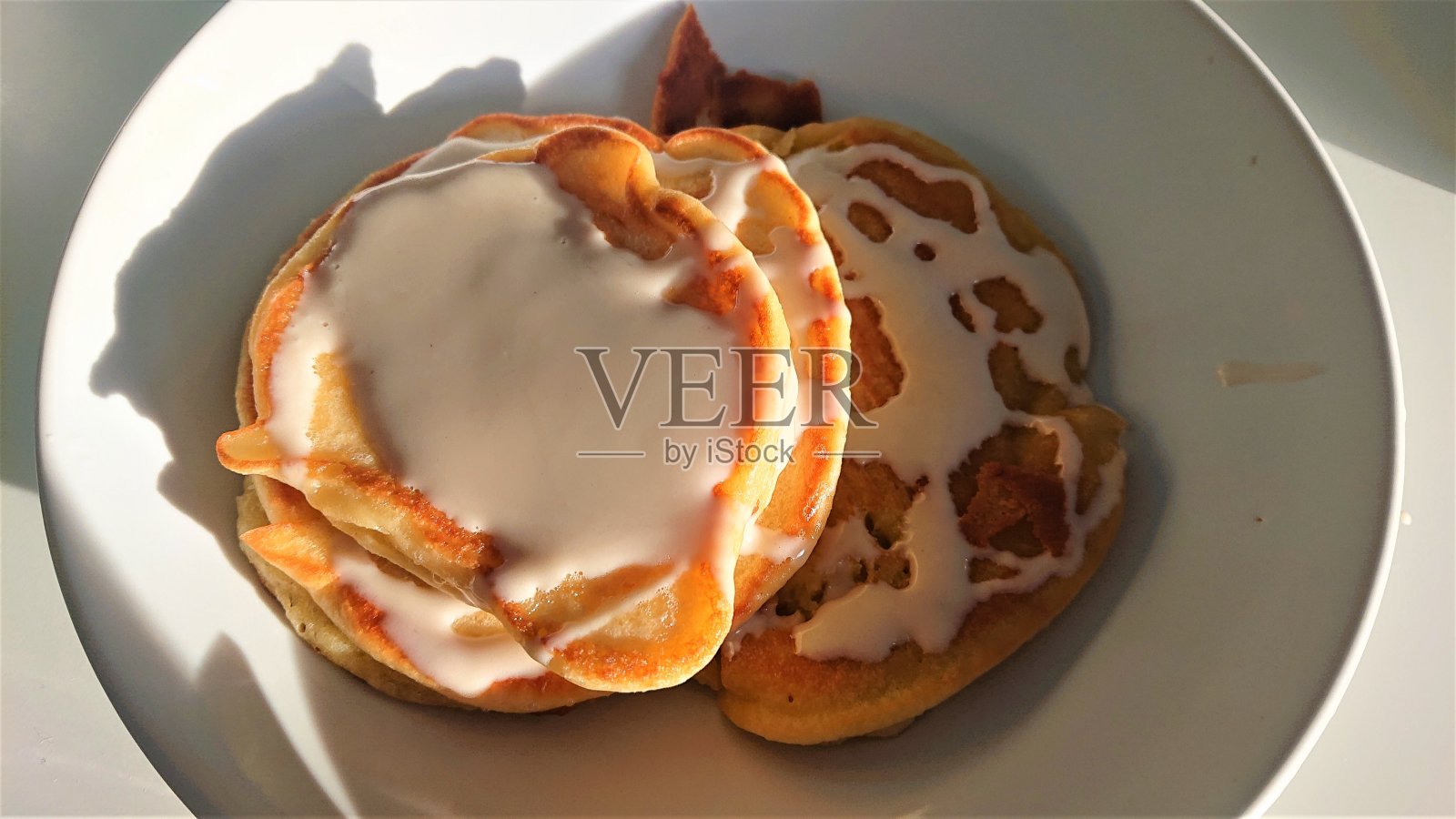 俄罗斯煎饼配椰子杏仁奶油。照片摄影图片