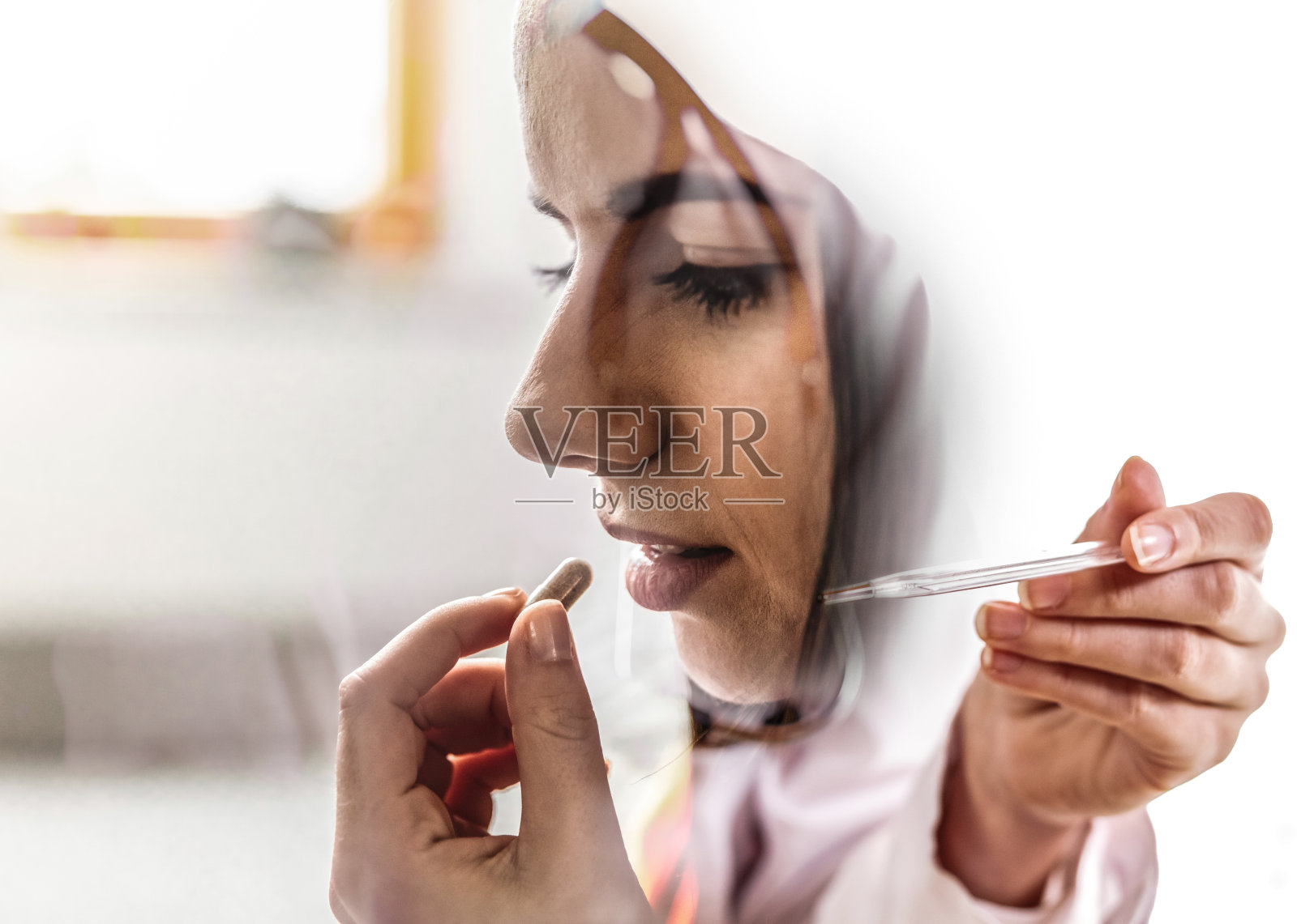多幅妇女吃药丸的图片，医生拿着体温计照片摄影图片