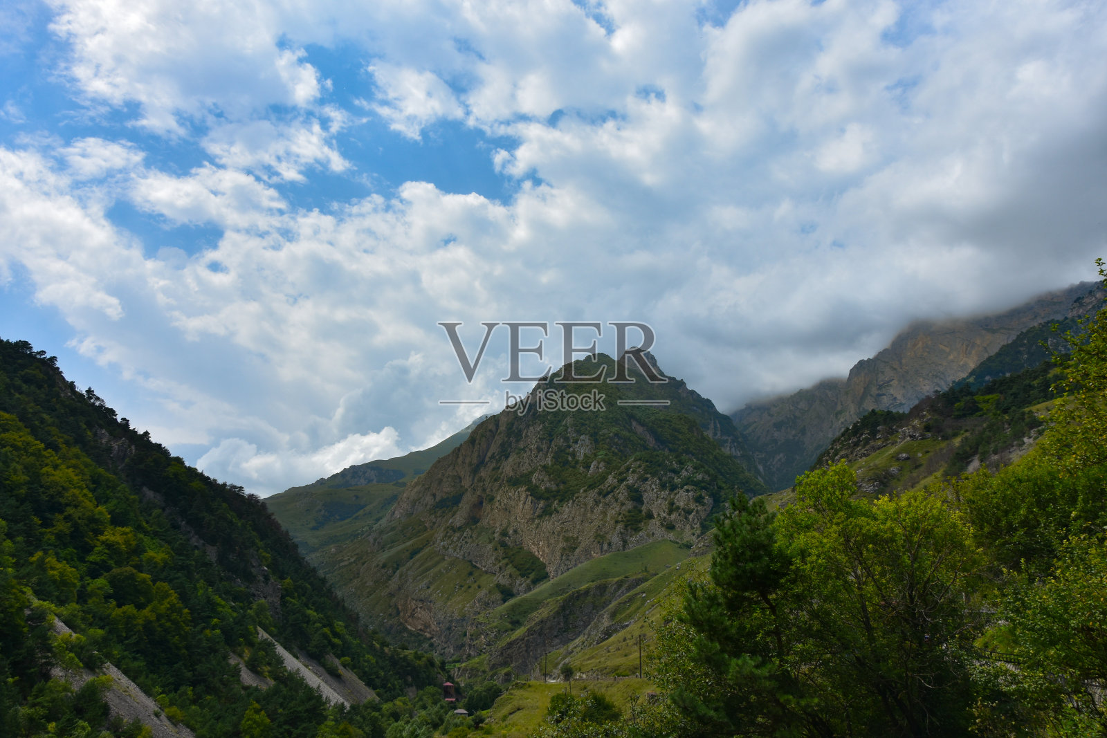 美丽的北高加索山峰映衬着蓝色多云的天空。北奥塞梯-阿拉尼亚共和国照片摄影图片