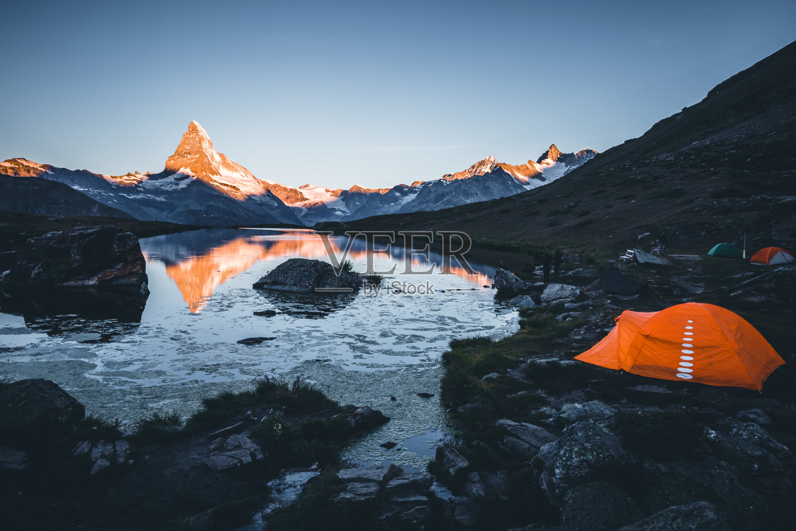 著名的马特洪峰(维诺峰)的夜景。照片摄影图片