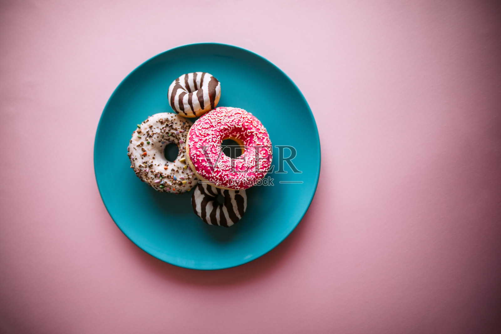 蓝盘子里的甜甜圈照片摄影图片