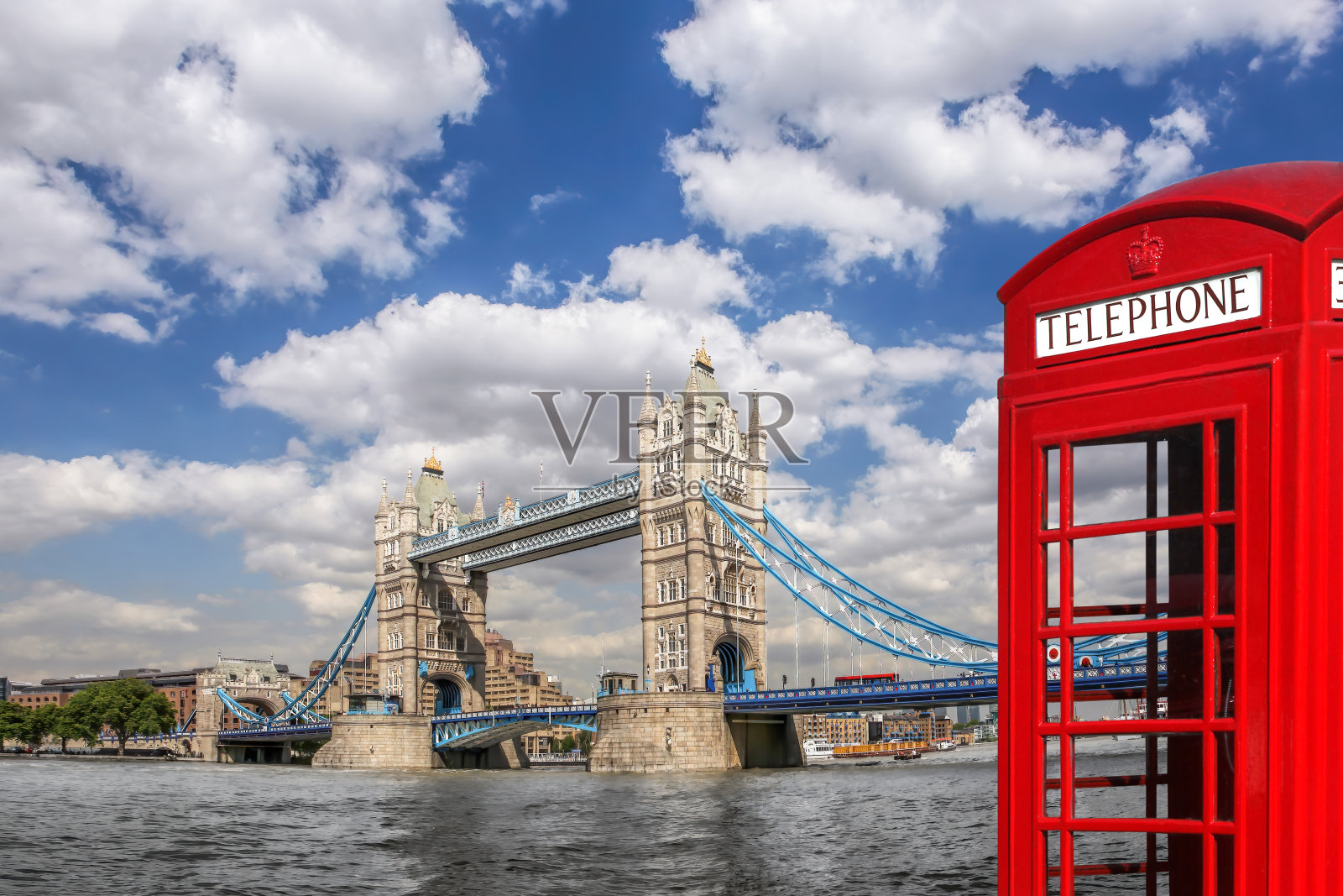 英国伦敦的标志:伦敦塔桥和红色电话靴照片摄影图片