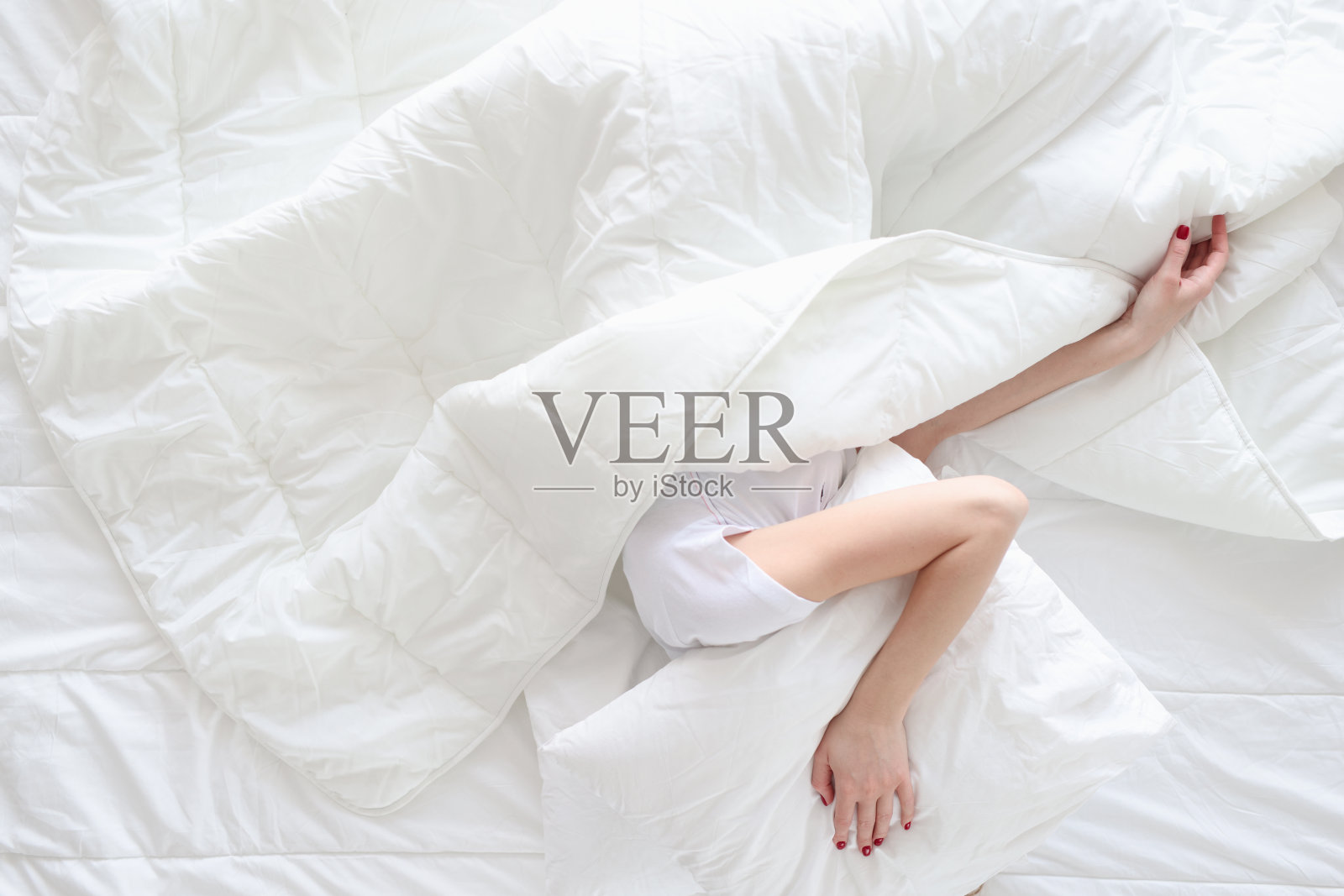 安静的女人睡在家里的枕头上照片摄影图片_ID:305000913-Veer图库