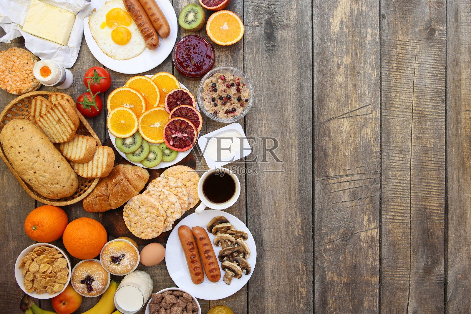 健康的食物在旧的木制背景上。早餐。前视图。平的。照片摄影图片