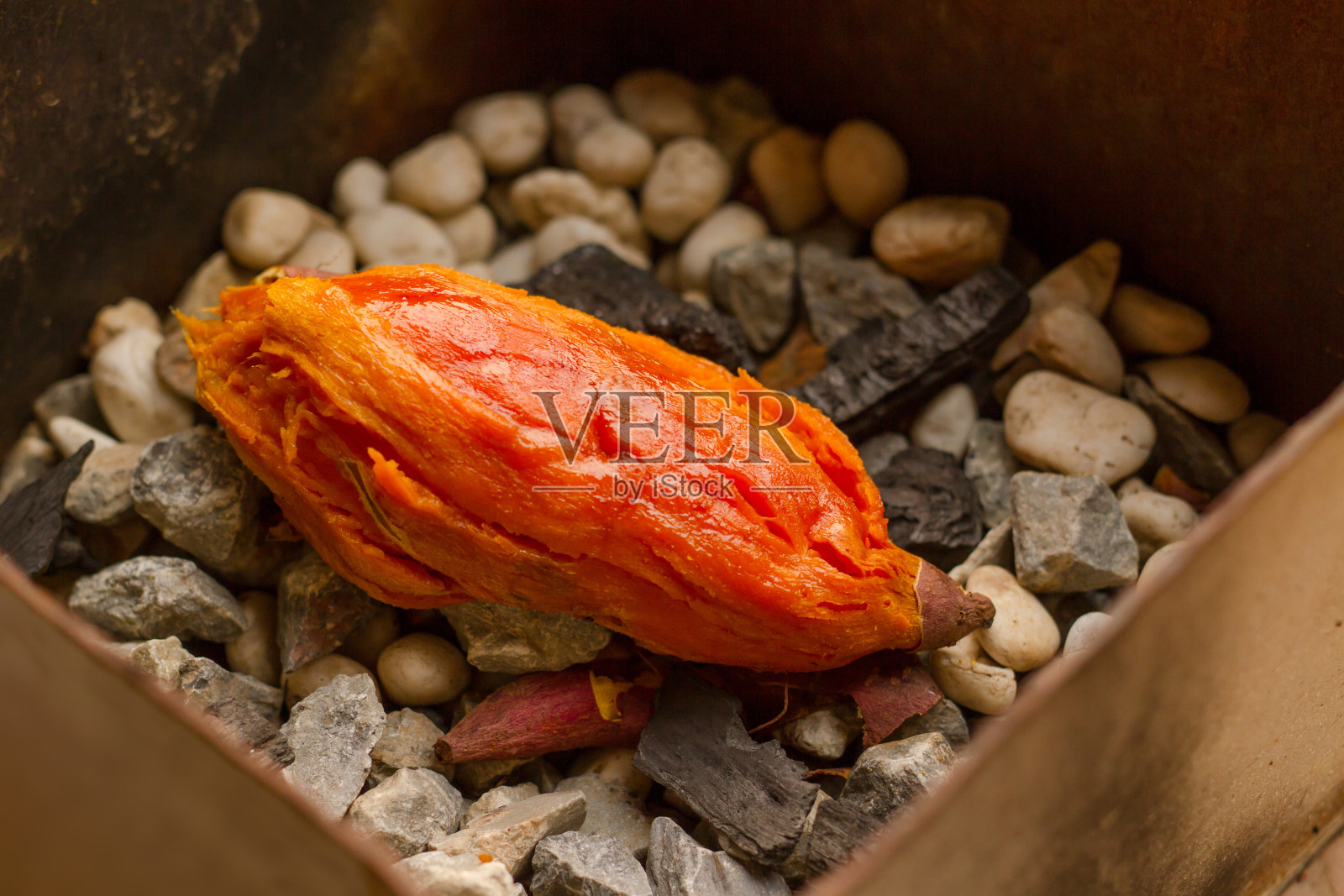 烤日本甘薯在岩石上照片摄影图片