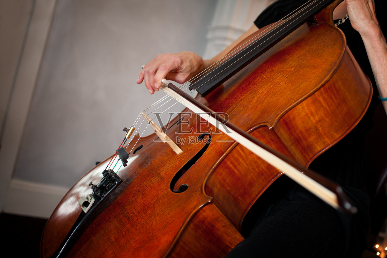 婚礼上演奏音乐的大提琴手照片摄影图片