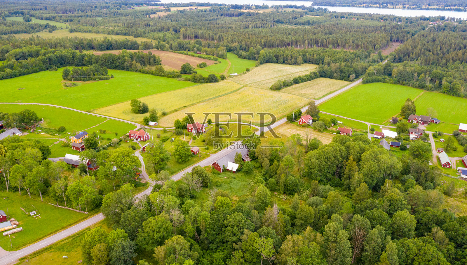 瑞典南部罗特内郊外的田园诗般的村庄Borlanda照片摄影图片