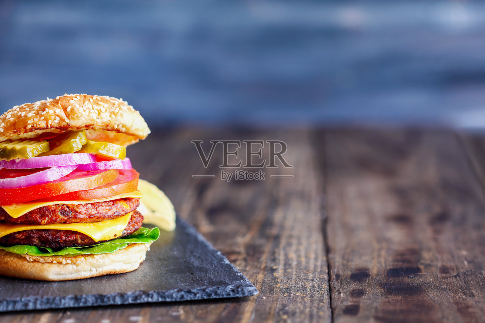 素食芝士汉堡用两个肉馅代替照片摄影图片