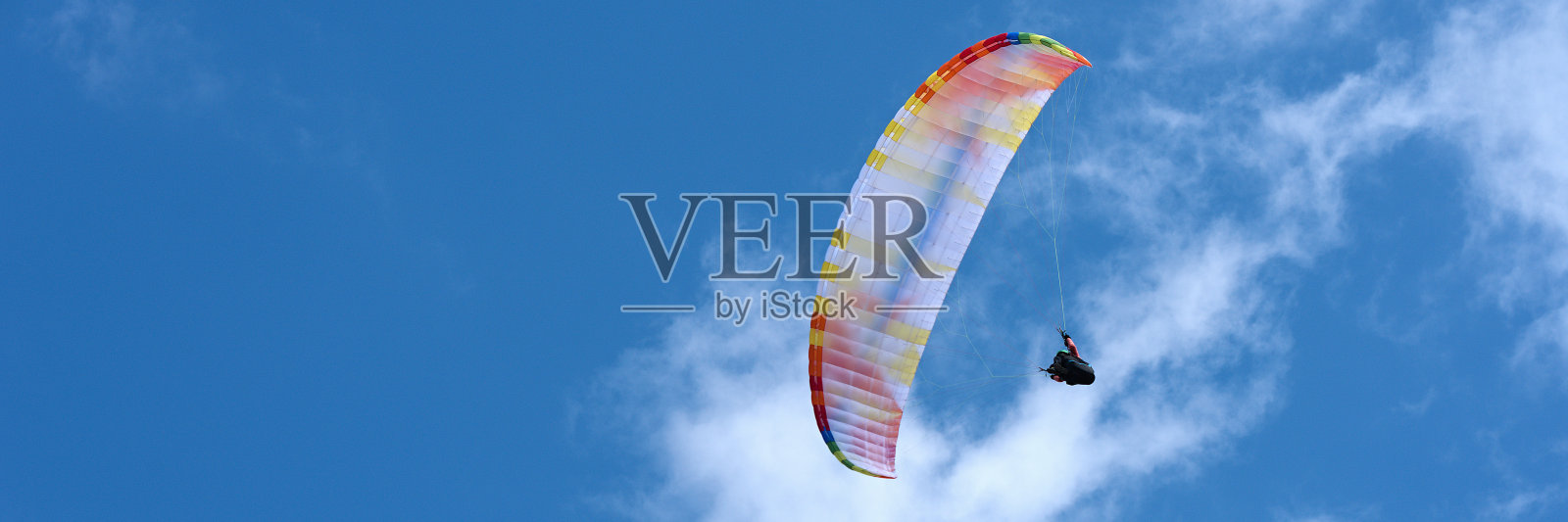 蓝天白云的极限滑翔伞运动照片摄影图片