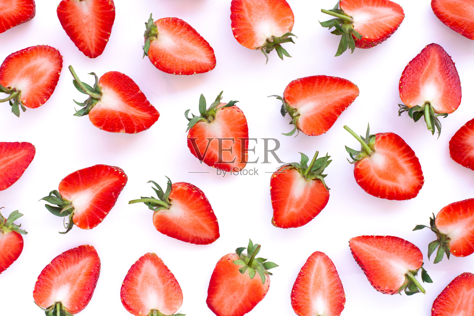 草莓半片，孤立在白色背景上。照片摄影图片