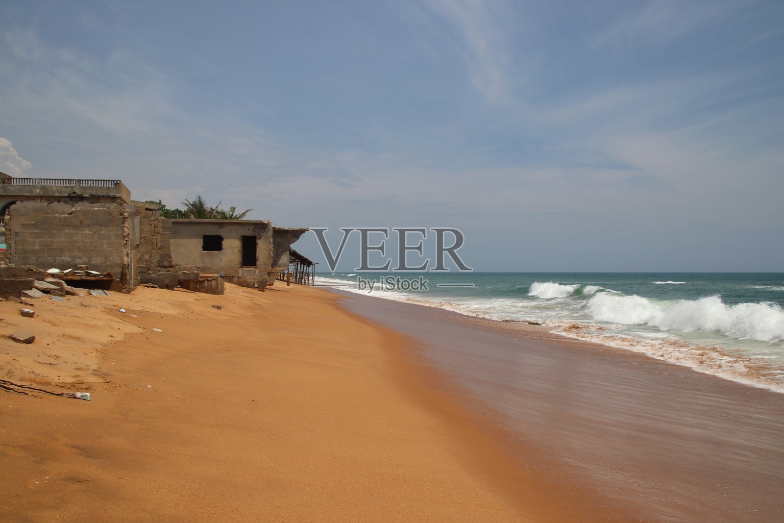 西非多哥阿韦波佐(Avepozo)被海水冲走的海滩和房子。照片摄影图片