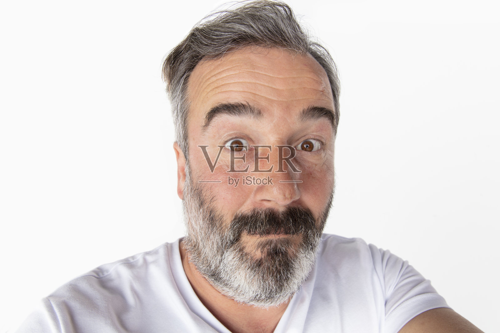 长着胡子做鬼脸的男人照片摄影图片