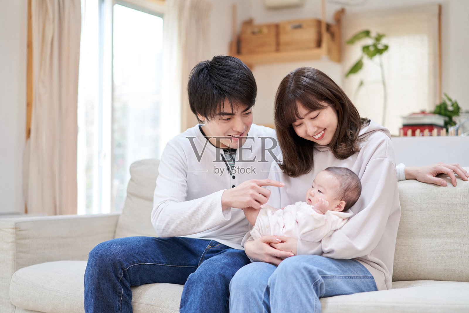 一个亚洲家庭抱着一个婴儿照片摄影图片