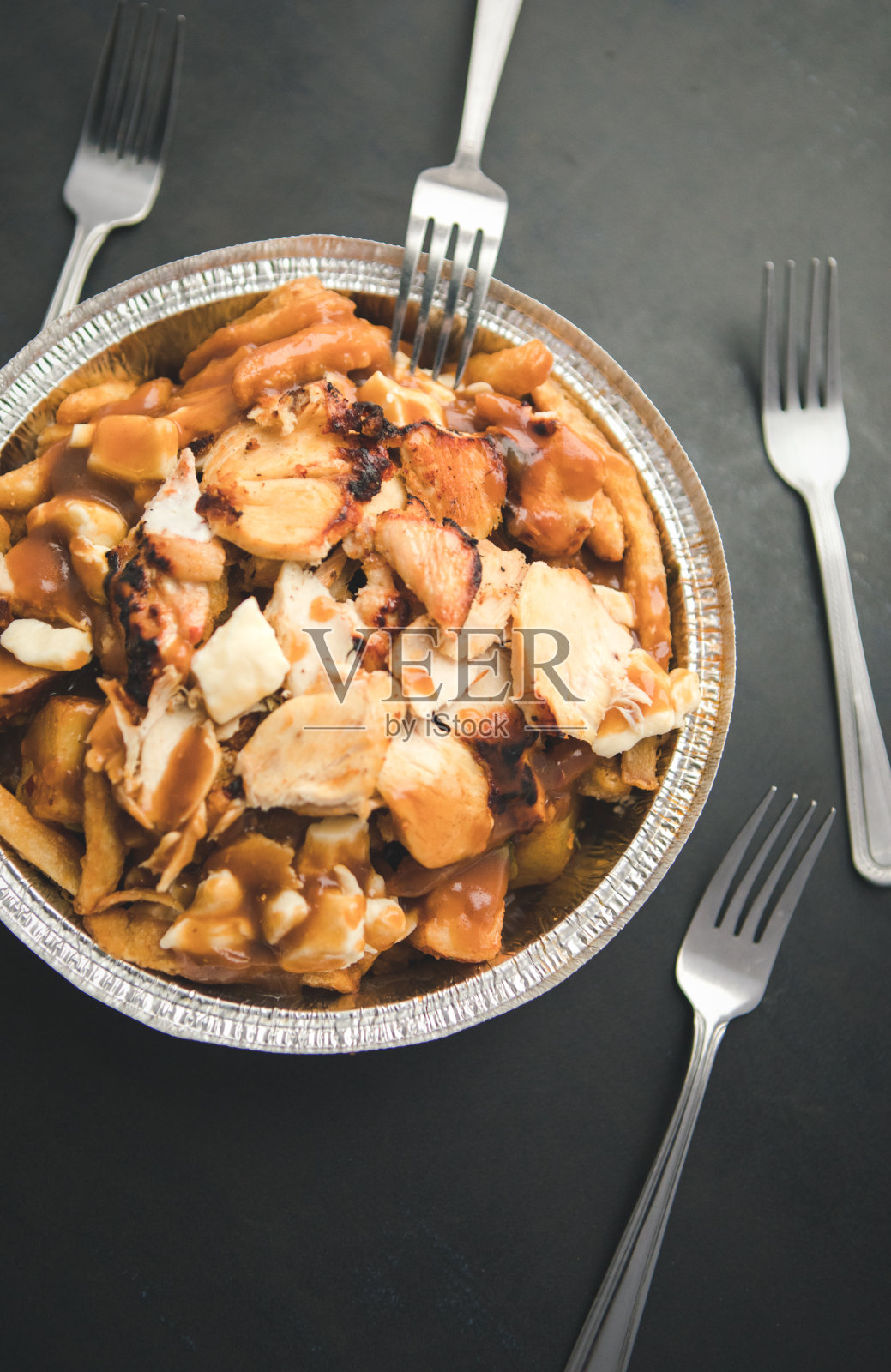 加拿大街头小吃，薯条配烤鸡照片摄影图片