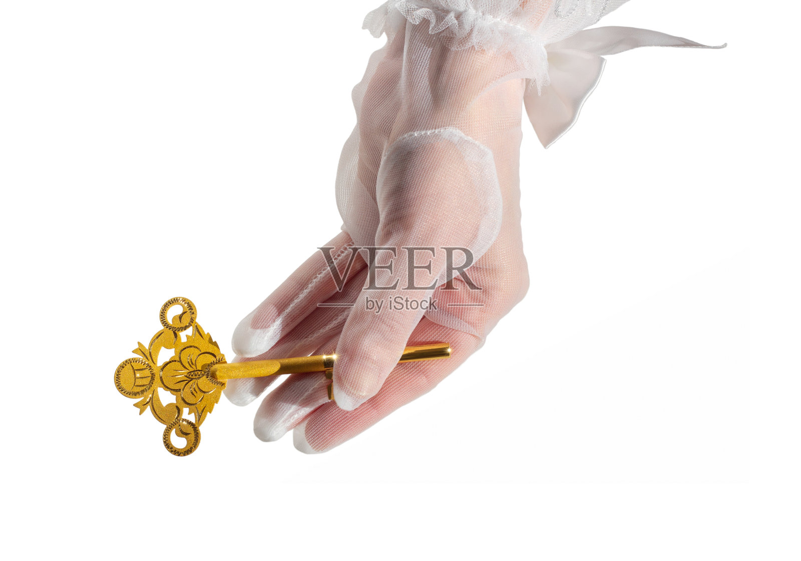 新娘的手戴着蕾丝手套，拿着一把纯金钥匙。孤立在白色背景上。前视图。照片摄影图片
