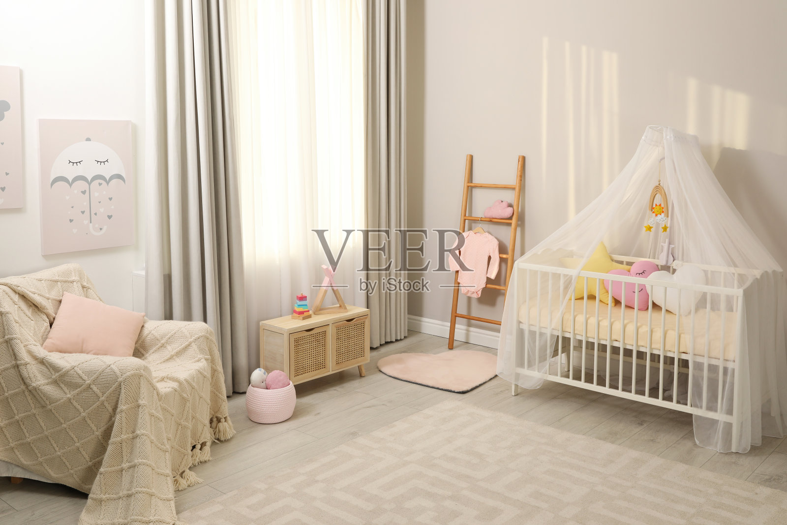 舒适的婴儿房，有婴儿床和其他家具。室内设计照片摄影图片