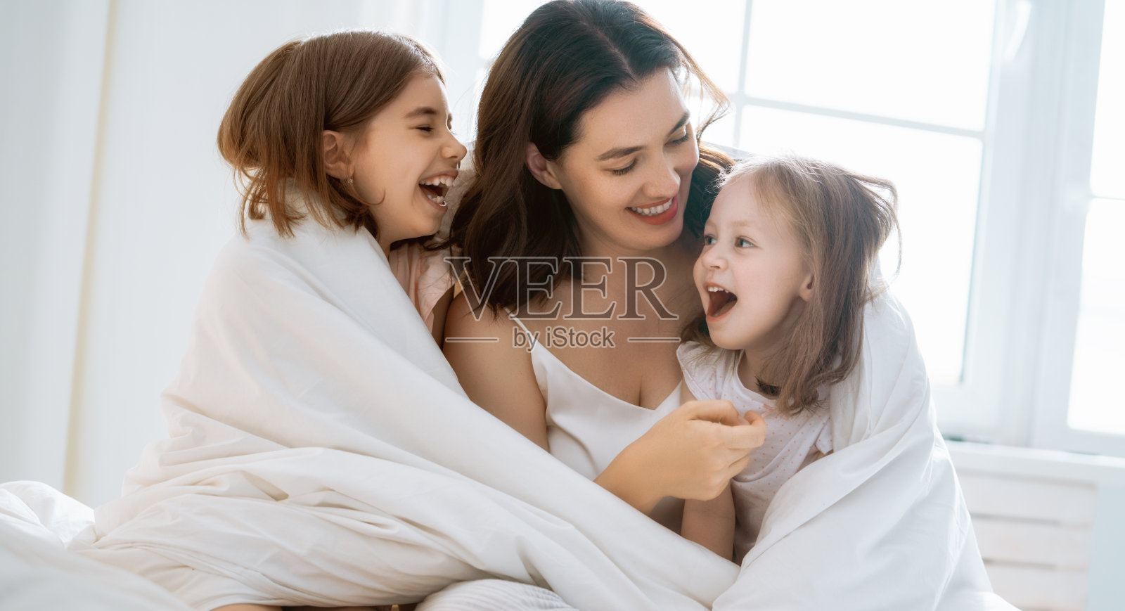 女孩和她们的母亲享受阳光明媚的早晨照片摄影图片