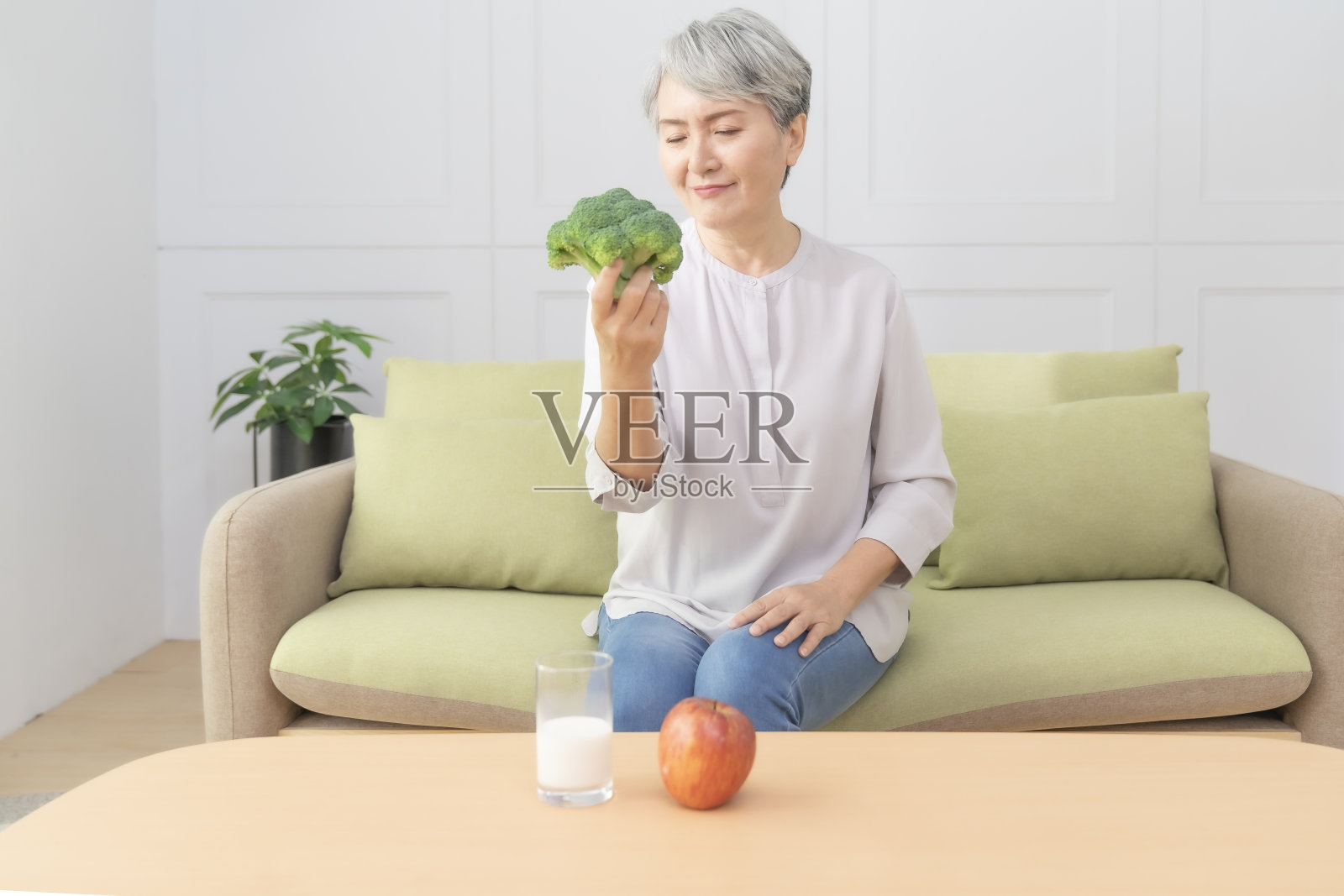 老年人的健康一定要注意营养和抵抗力，含有蛋白质、蔬菜和水果照片摄影图片