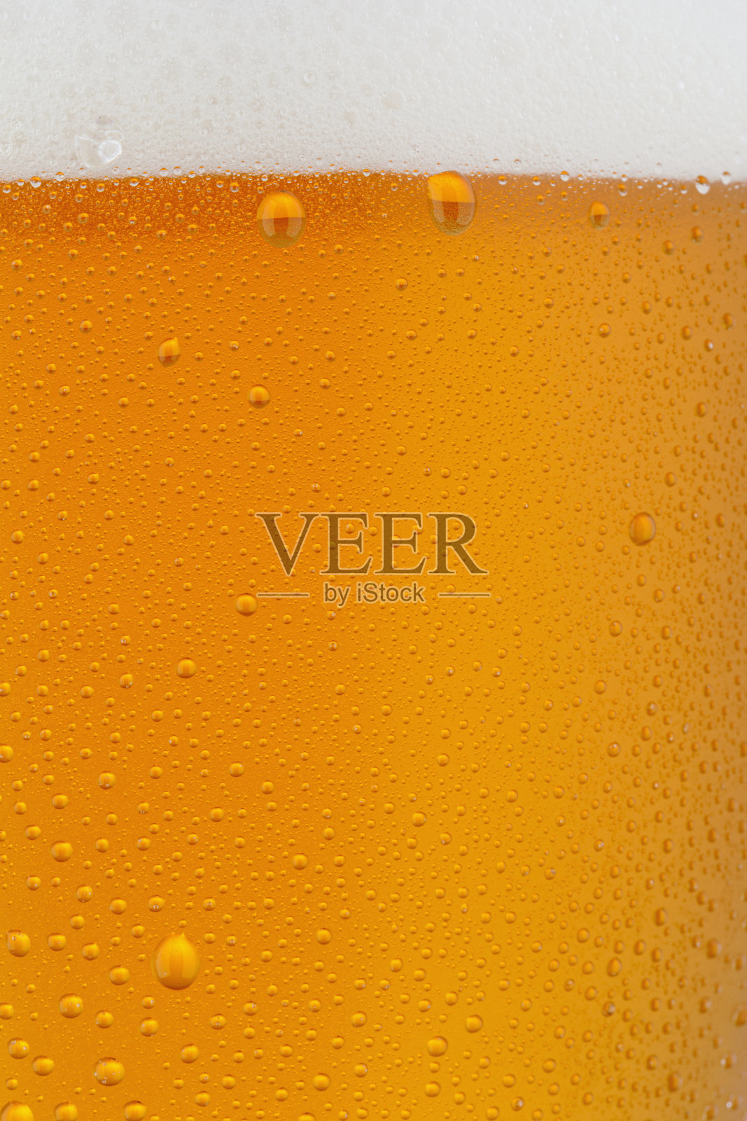 啤酒的背景。冰镇啤酒杯与水珠凝结照片摄影图片