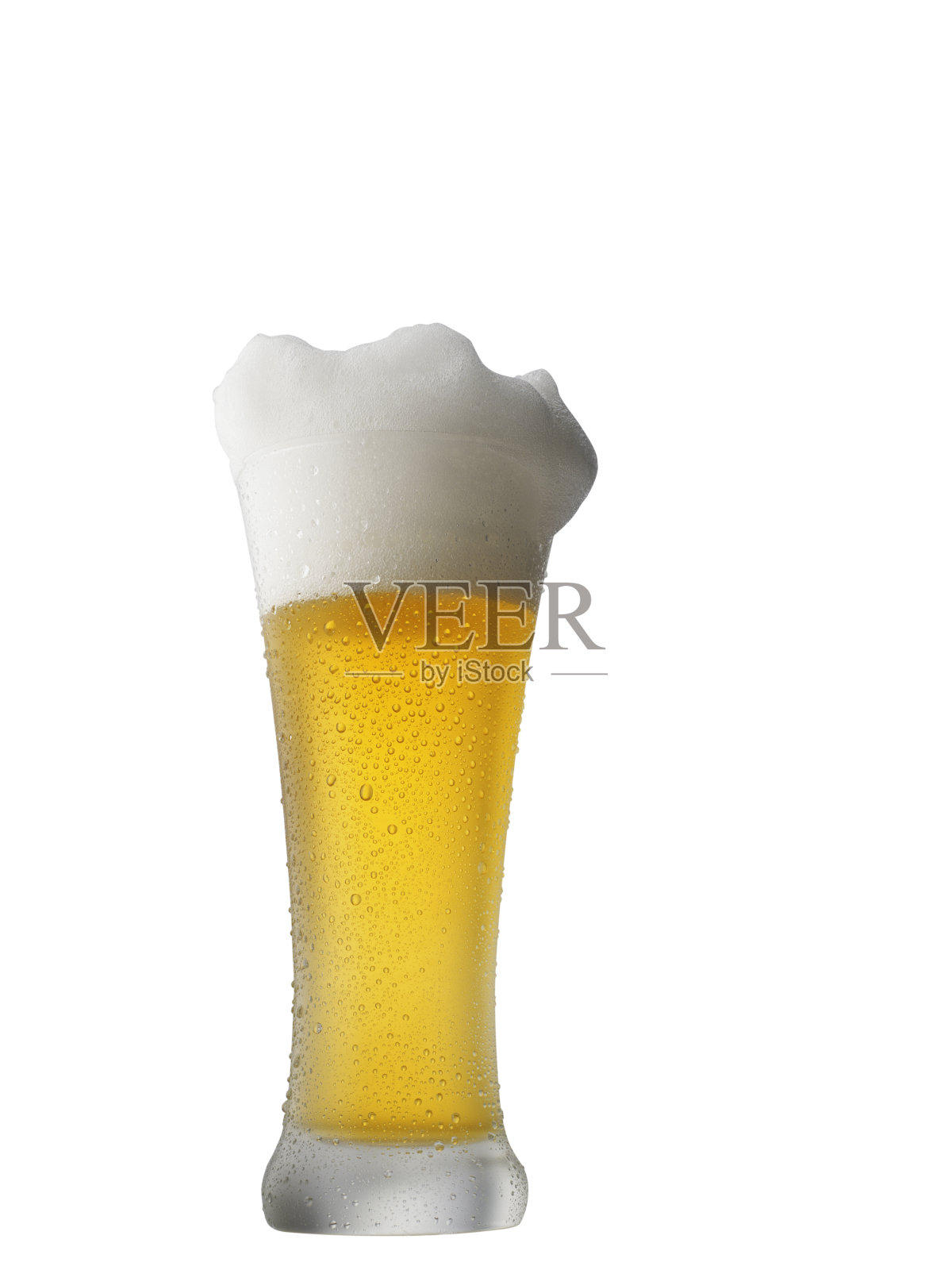 冰镇啤酒杯与水珠凝结。品脱啤酒杯孤立在白色背景照片摄影图片