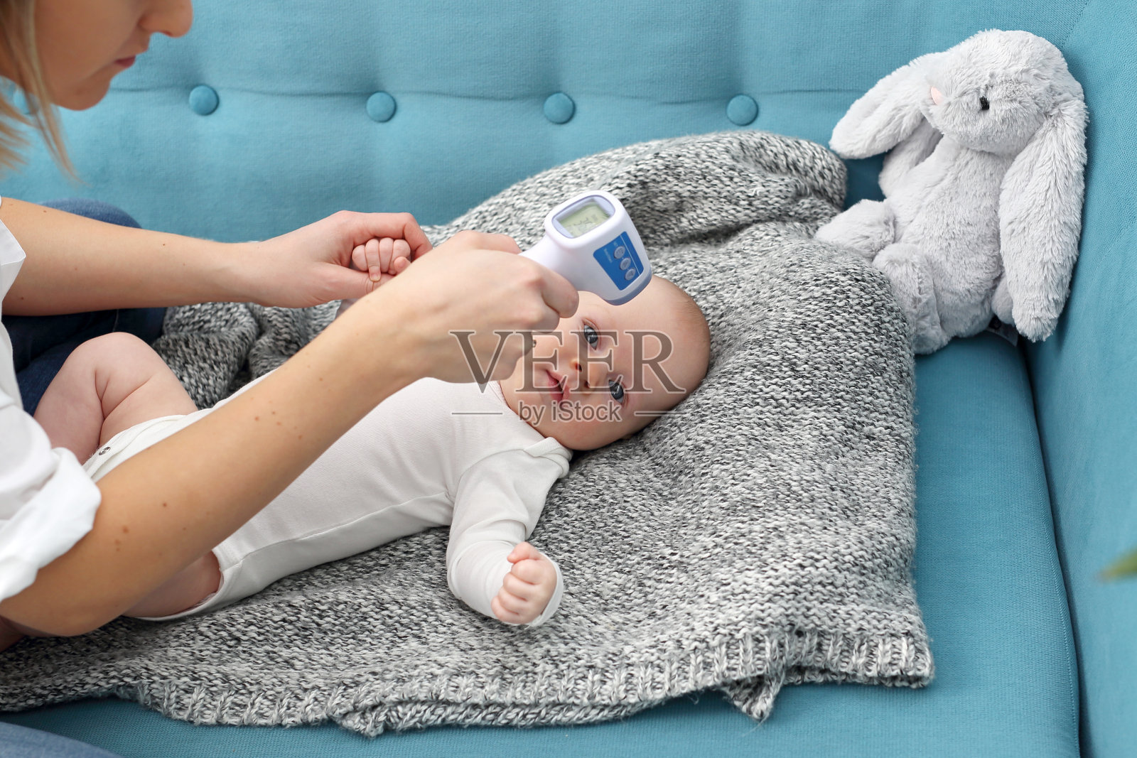 生病的婴儿。婴儿体温测量。照片摄影图片