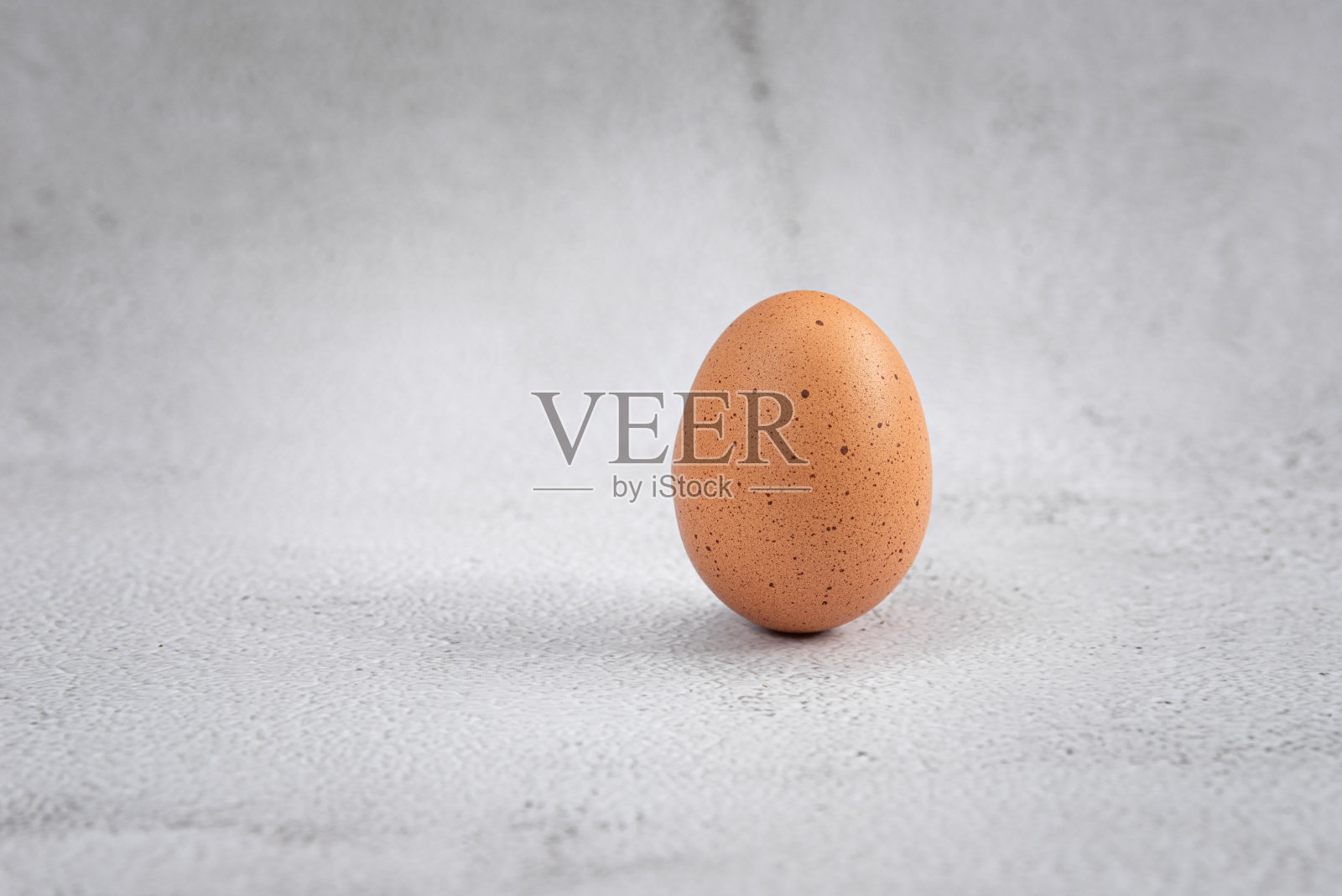 近距离观看生鸡蛋在白色的背景。鸡蛋通常被认为是最原始的超级食物，因为它们有许多健康益处。“n照片摄影图片