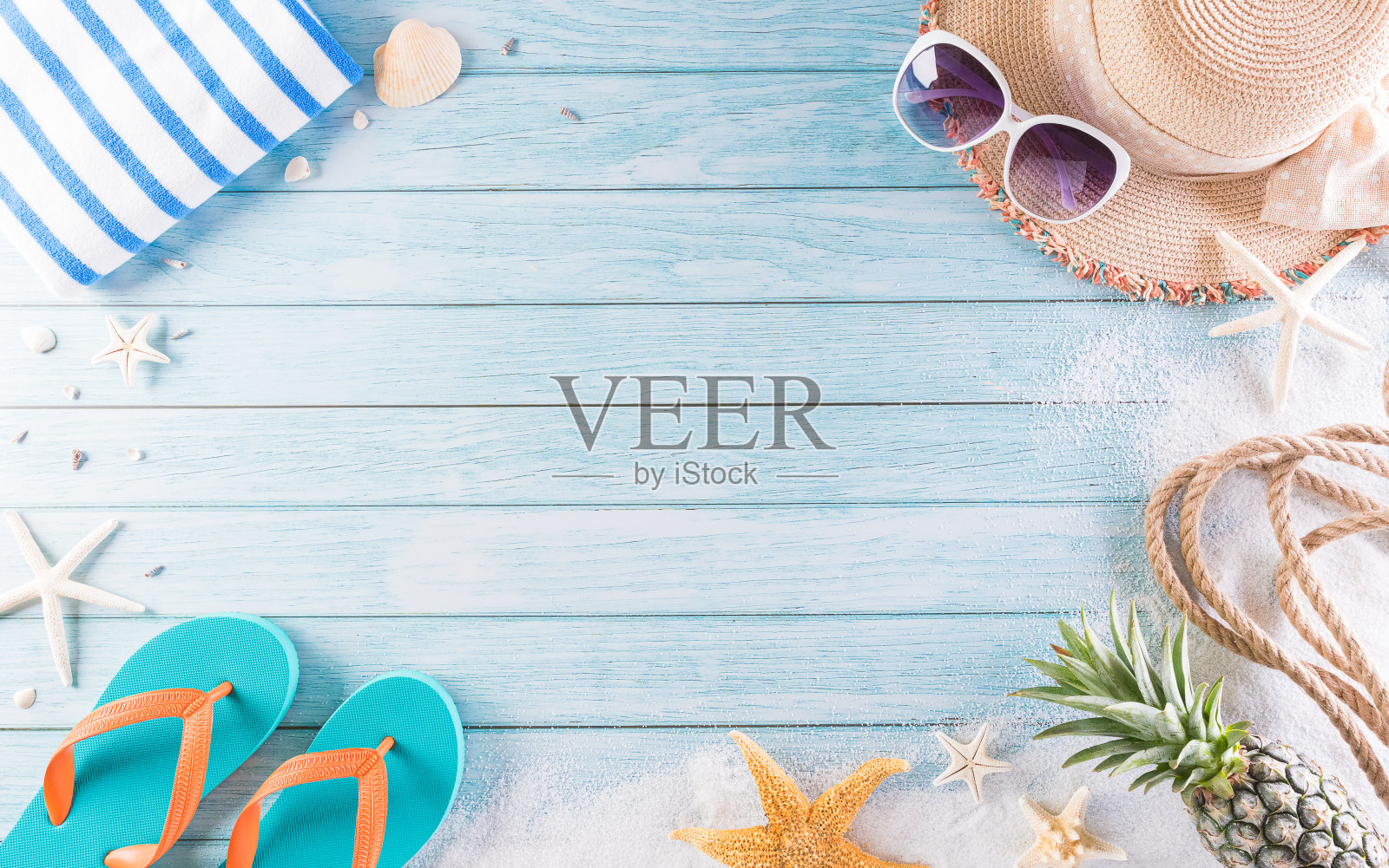 暑假、旅游、度假概念。太阳镜，海星，沙滩帽，翻盖和贝壳在淡蓝色木制背景。照片摄影图片