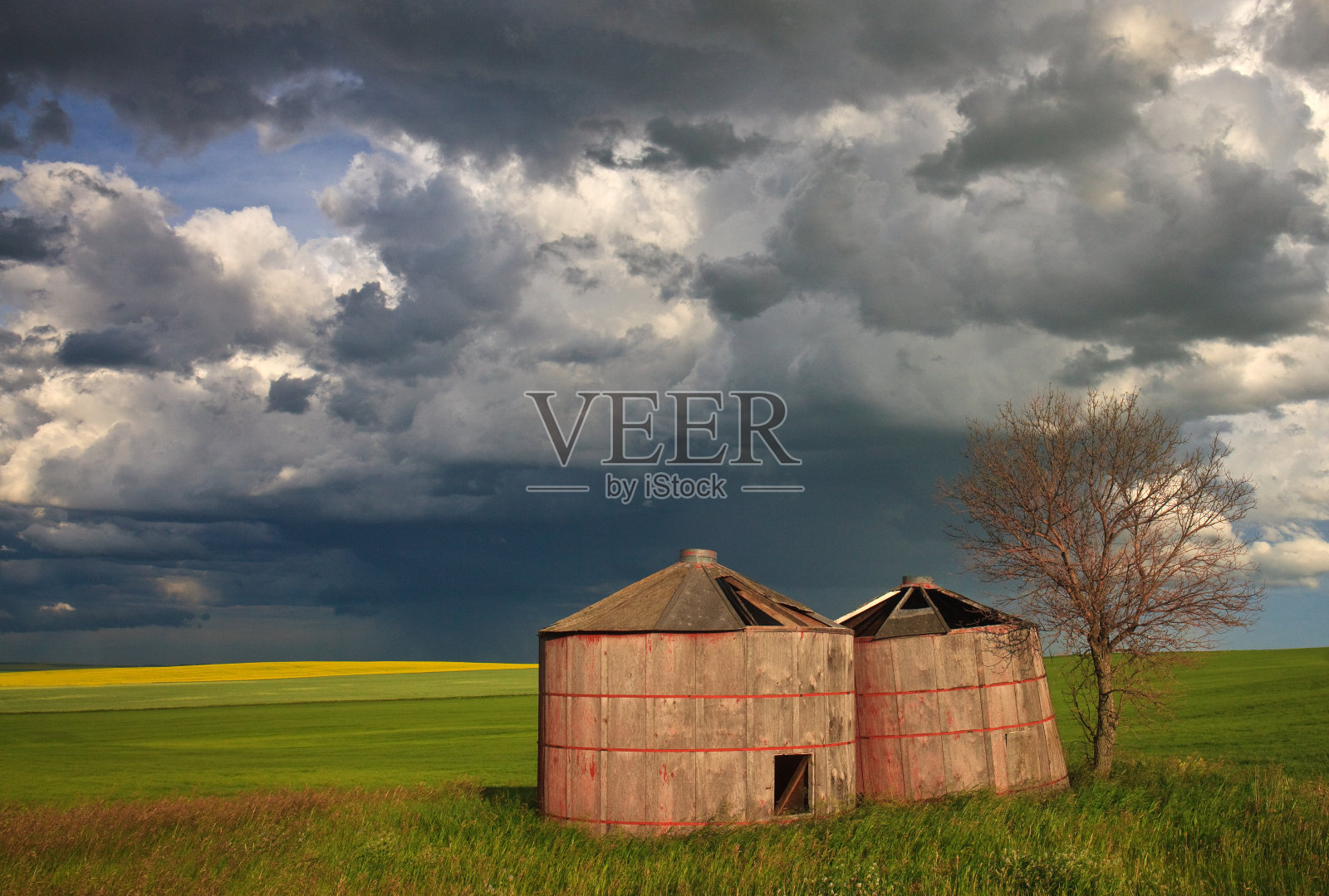 谷物箱和大平原上的暴风雨天空照片摄影图片