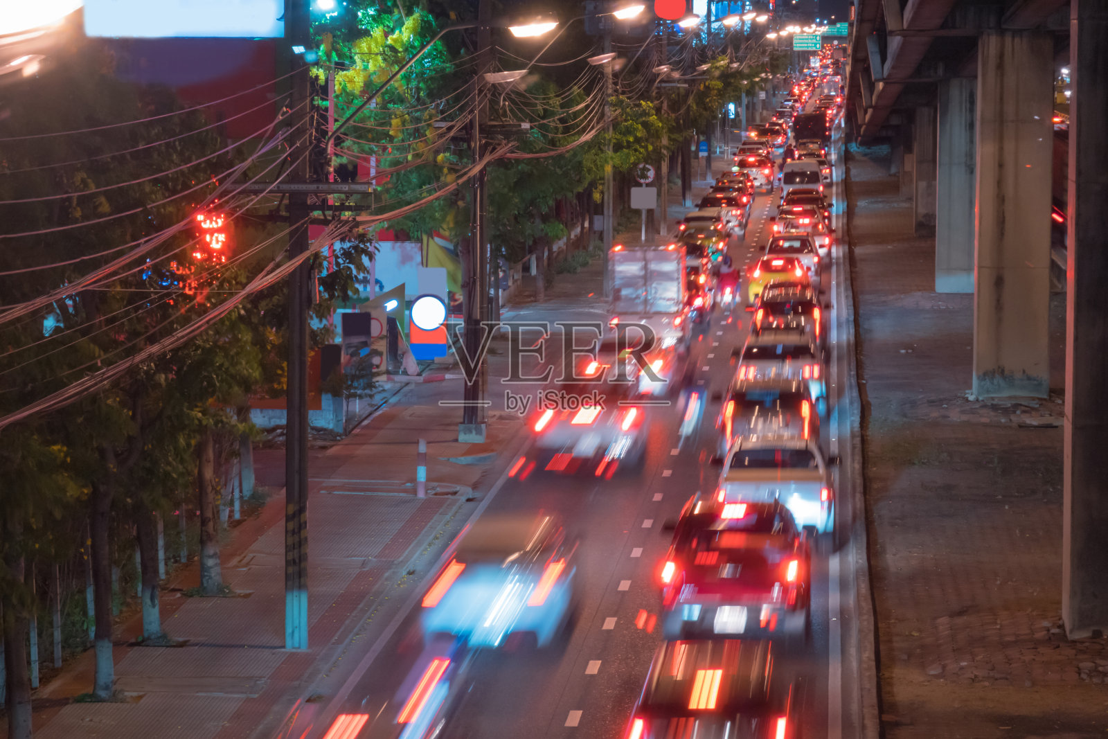 曼谷晚上高峰时段的交通堵塞。照片摄影图片