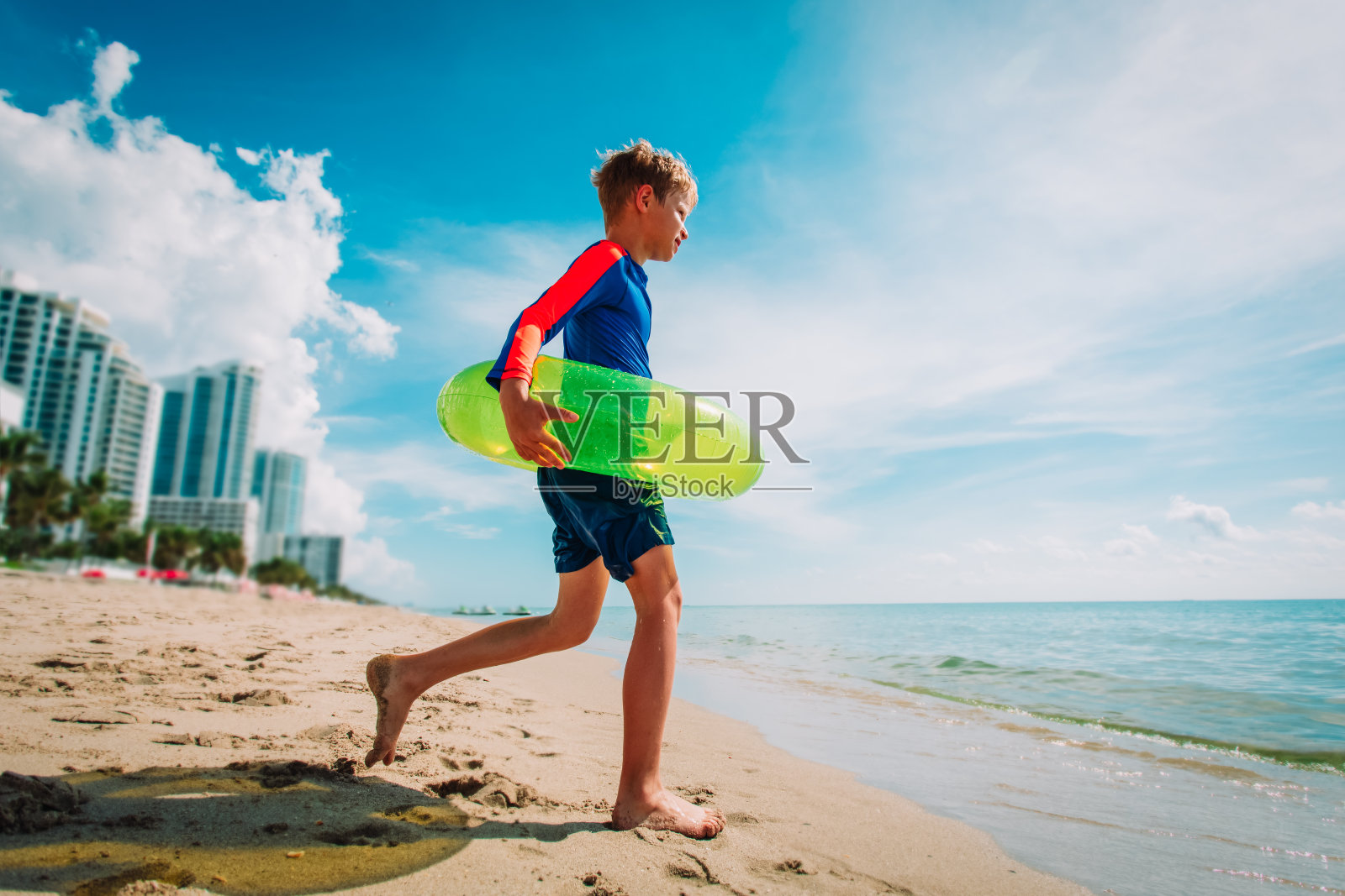 快乐的孩子们在迈阿密海滩度假去游泳照片摄影图片