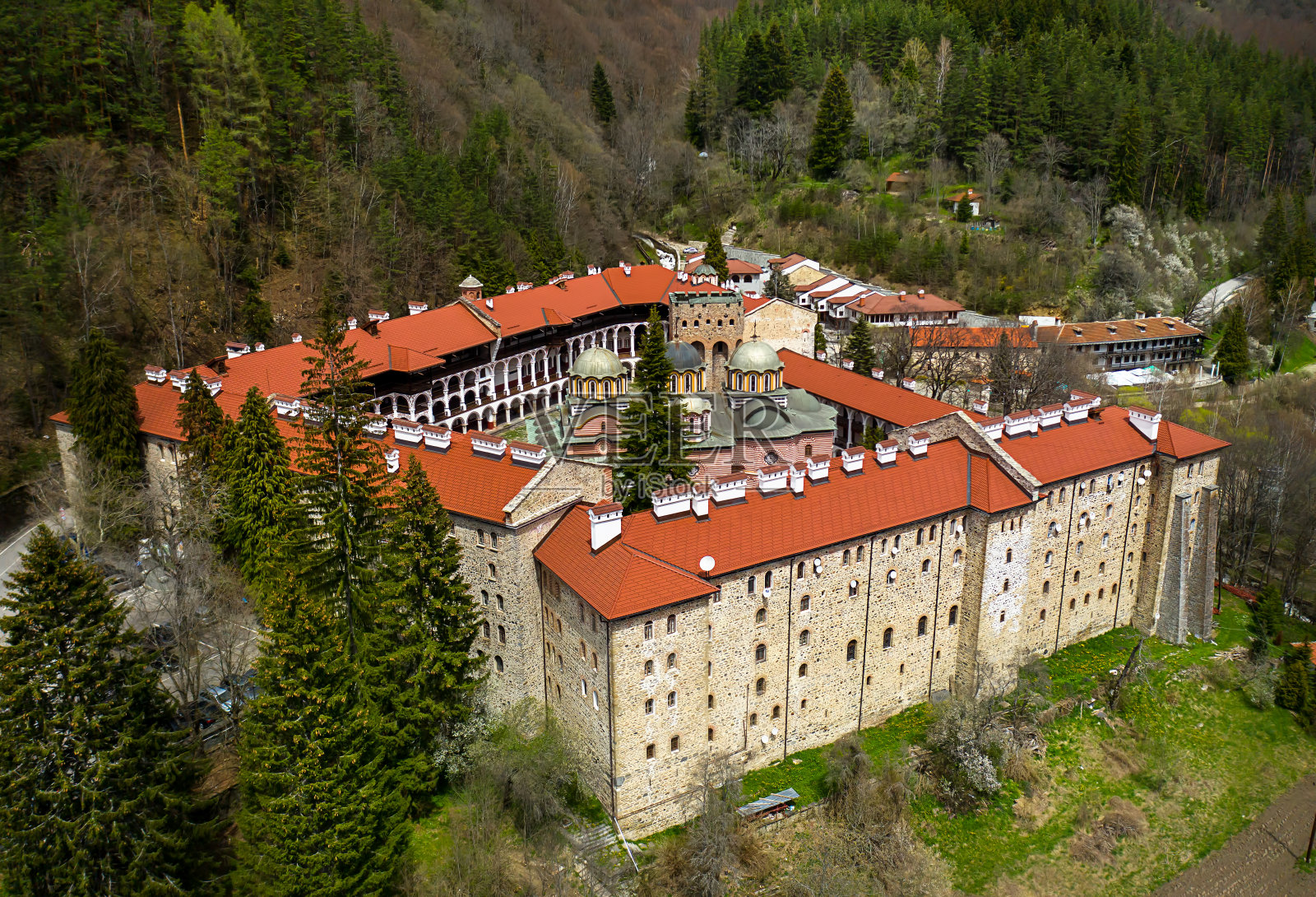 瑞拉修道院，保加利亚著名的修道院!无人机拍摄!照片摄影图片