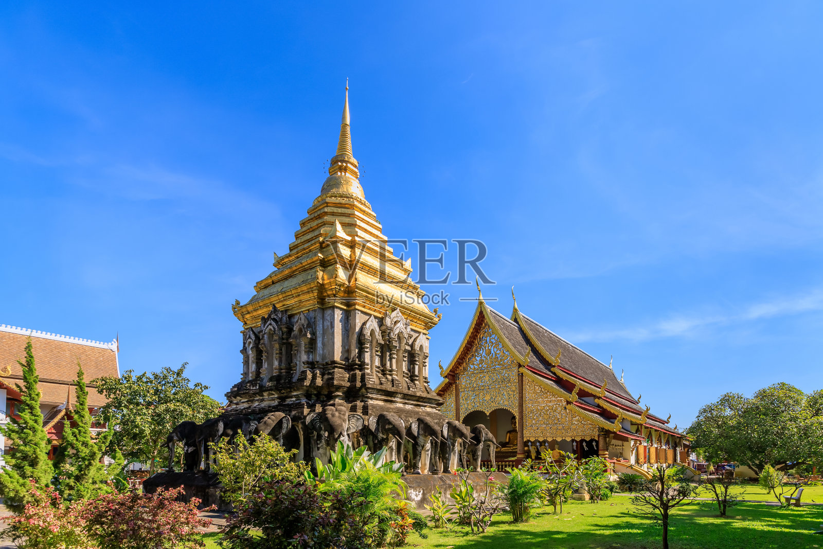 泰国北部清迈清曼寺的古老教堂和金塔照片摄影图片