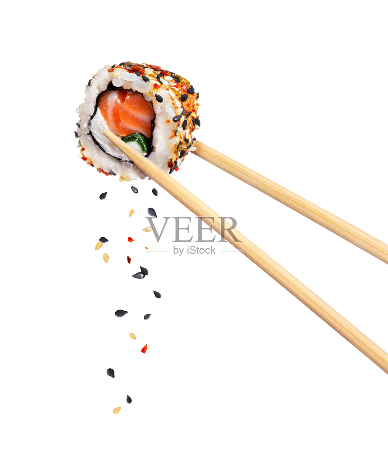新鲜的传统日本寿司，用筷子夹着鲑鱼和芝麻，孤立在白色的背景上照片摄影图片