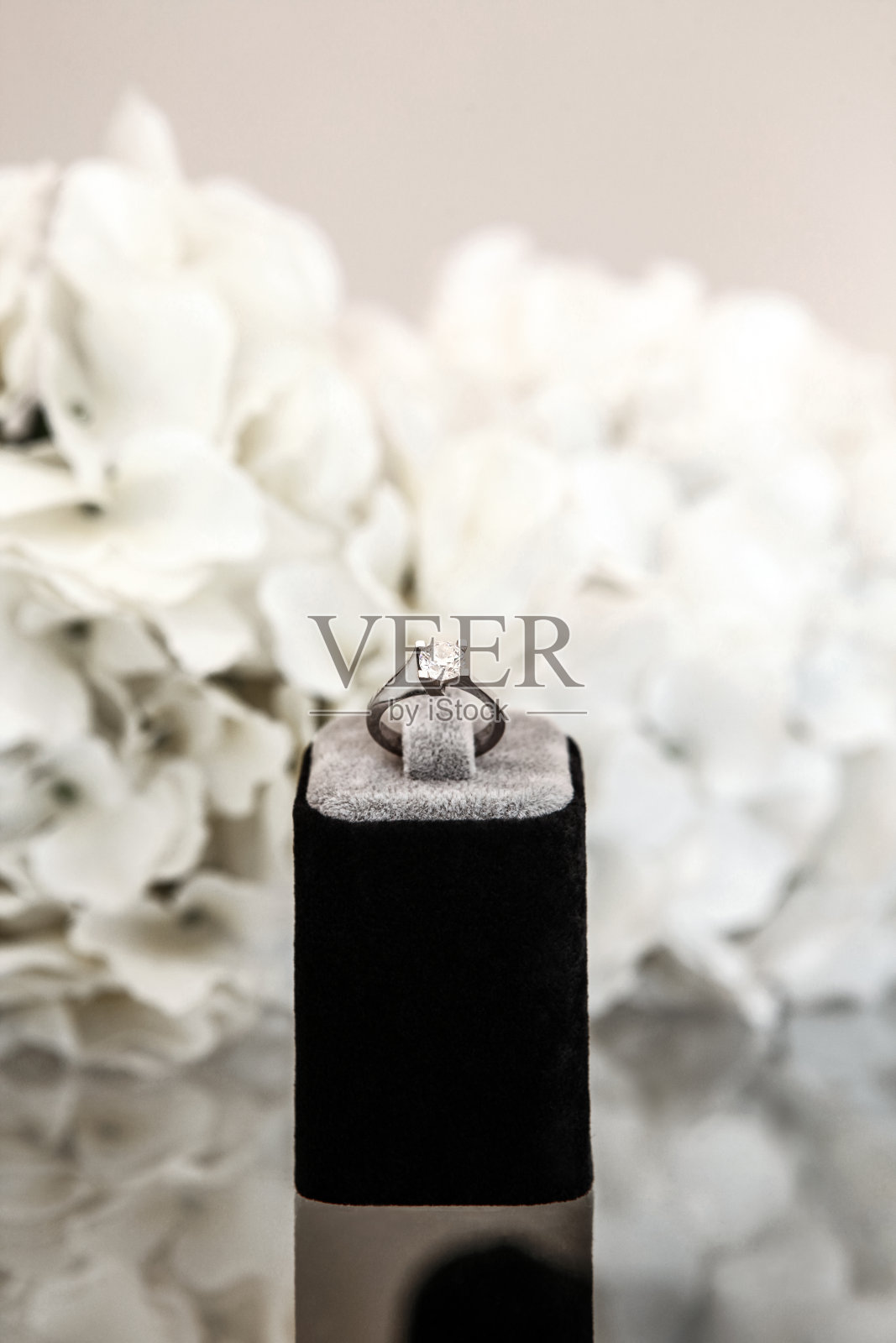 白色金结婚戒指上的花背景照片摄影图片