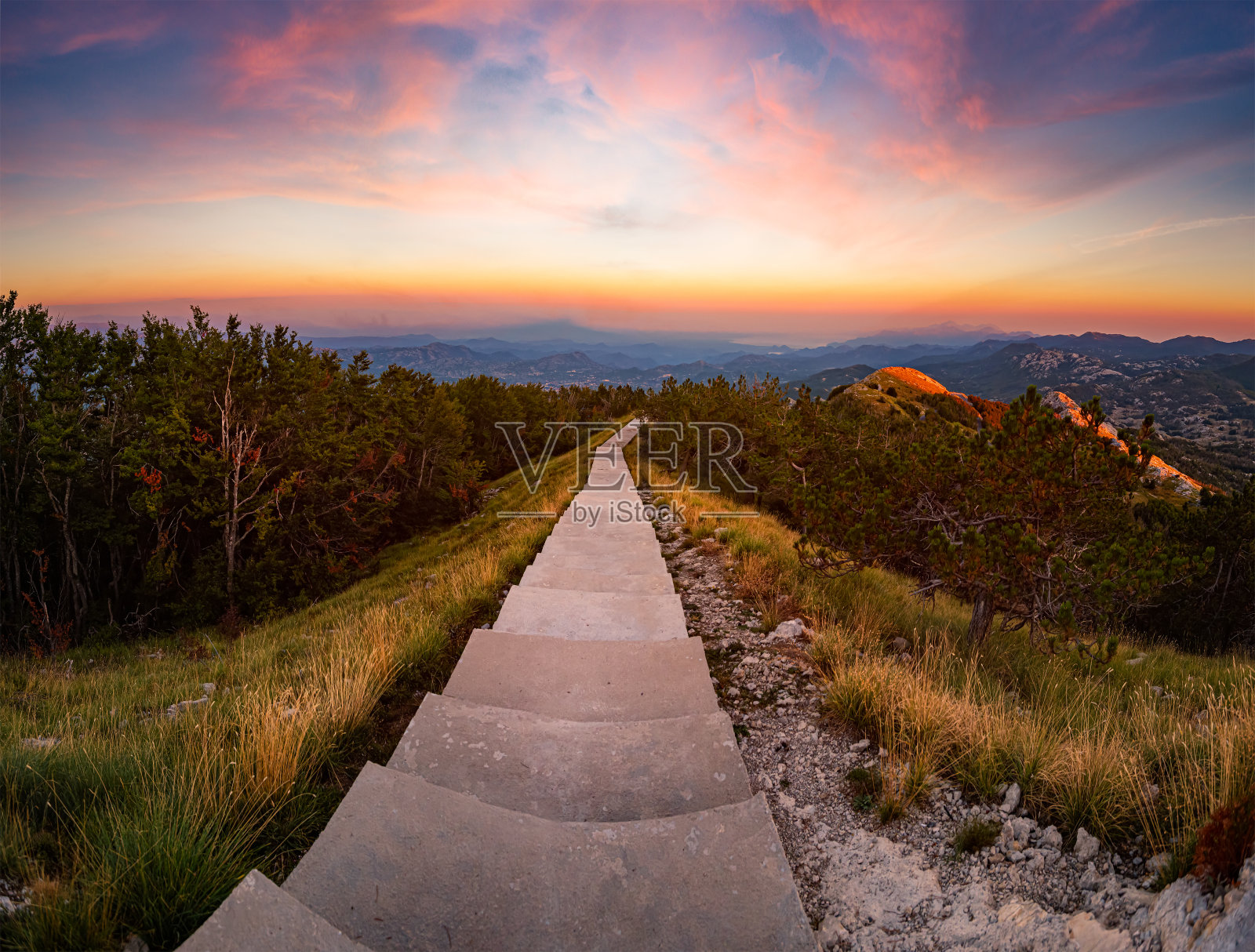 欧洲黑山洛芬山的恩杰戈斯陵墓的日落景象。照片摄影图片