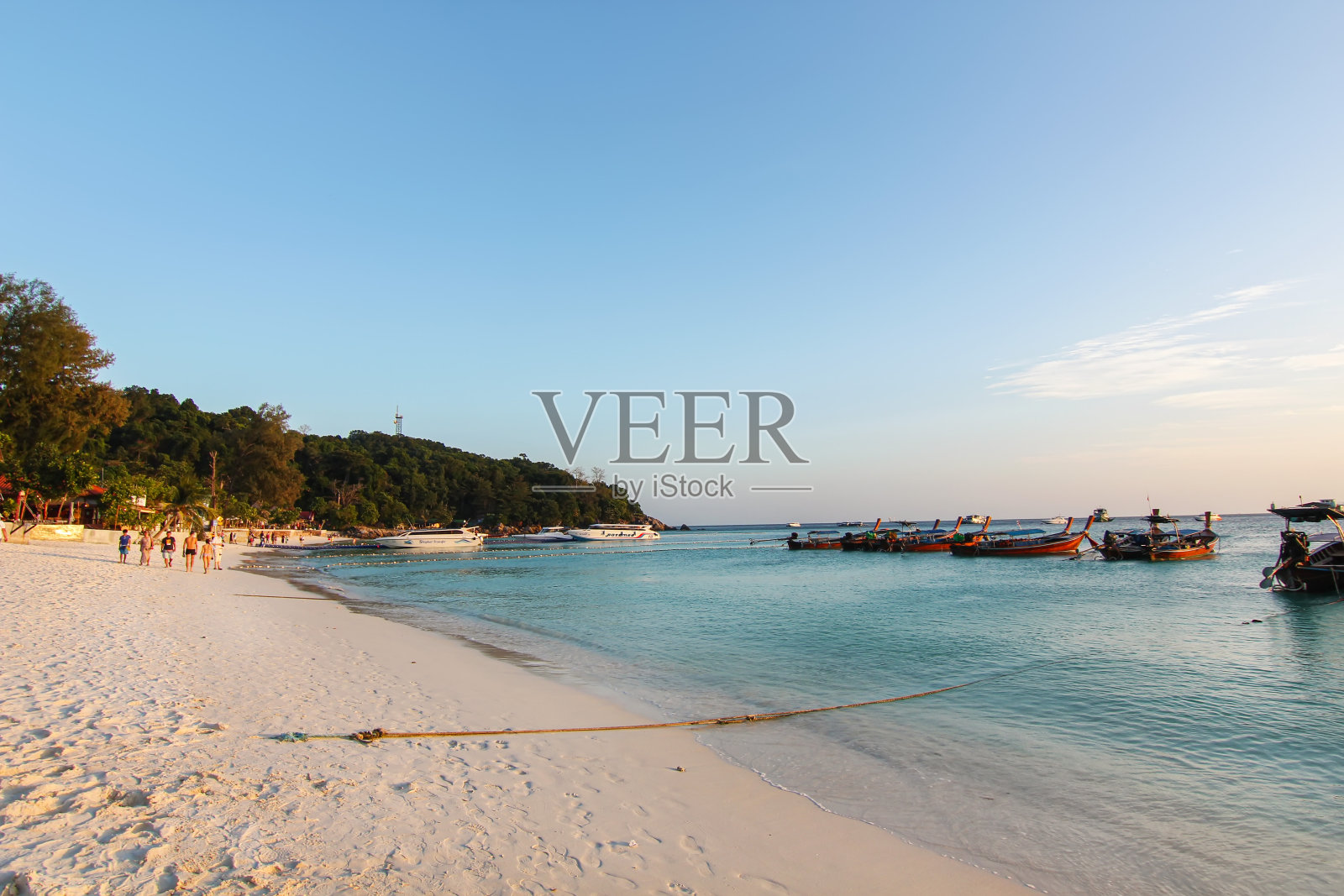 美丽的泰国旅游岛“Koh Lipe”傍晚和平的海边沙滩与清澈的蓝天背景景观照片摄影图片