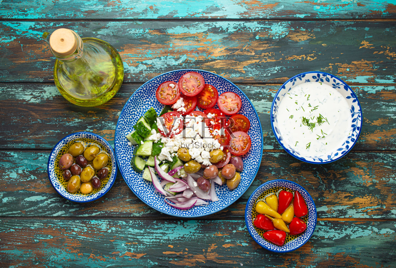 希腊沙拉配蔬菜，羊乳酪和上面的开胃菜照片摄影图片