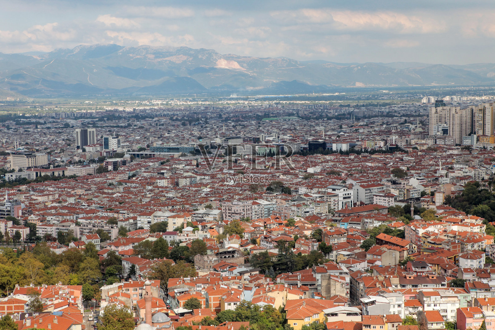 从山顶俯瞰山间的城市。在土耳其囊。照片摄影图片