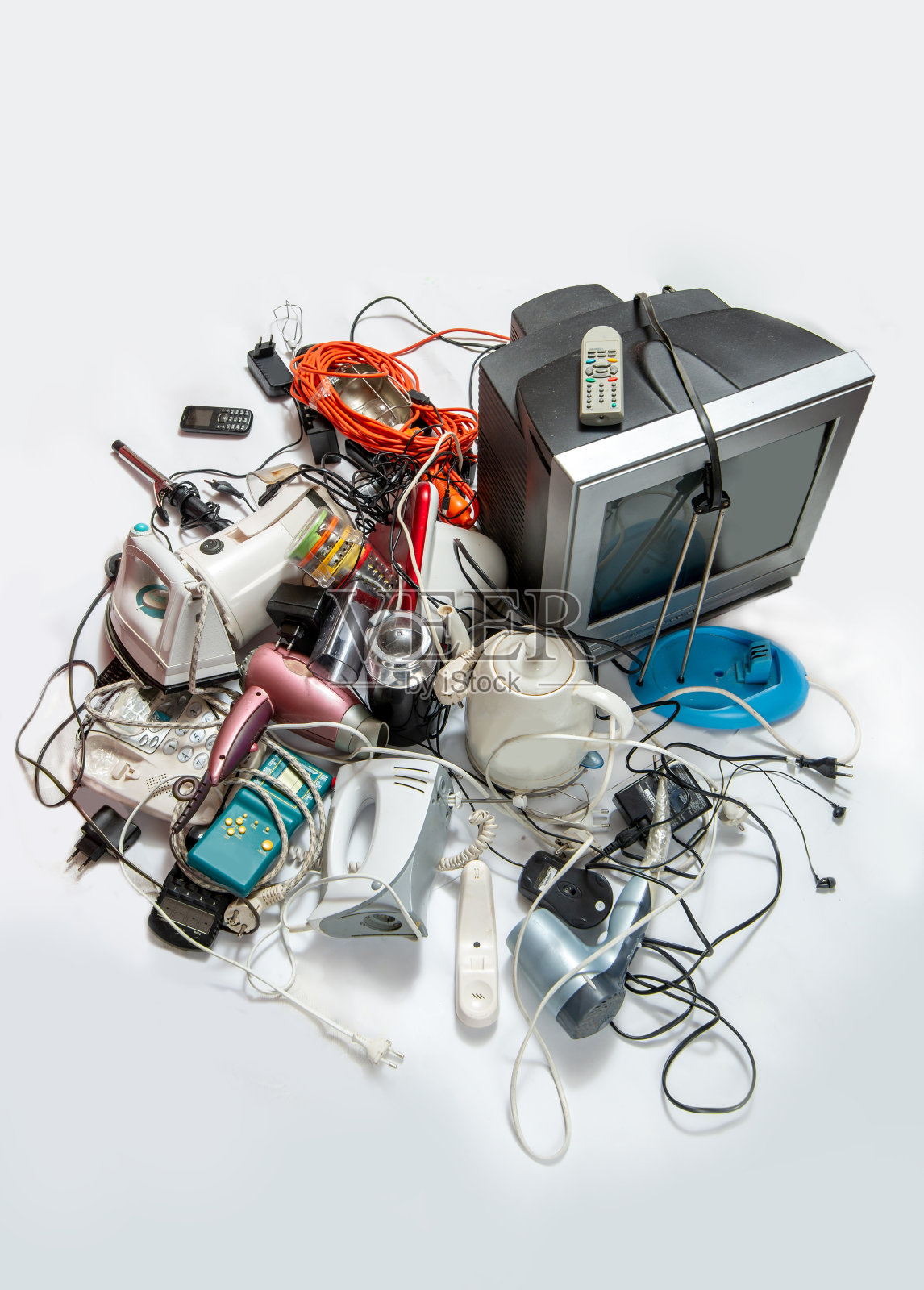 堆
电子废物的回收。旧家用电器。可持续的生活概念照片摄影图片