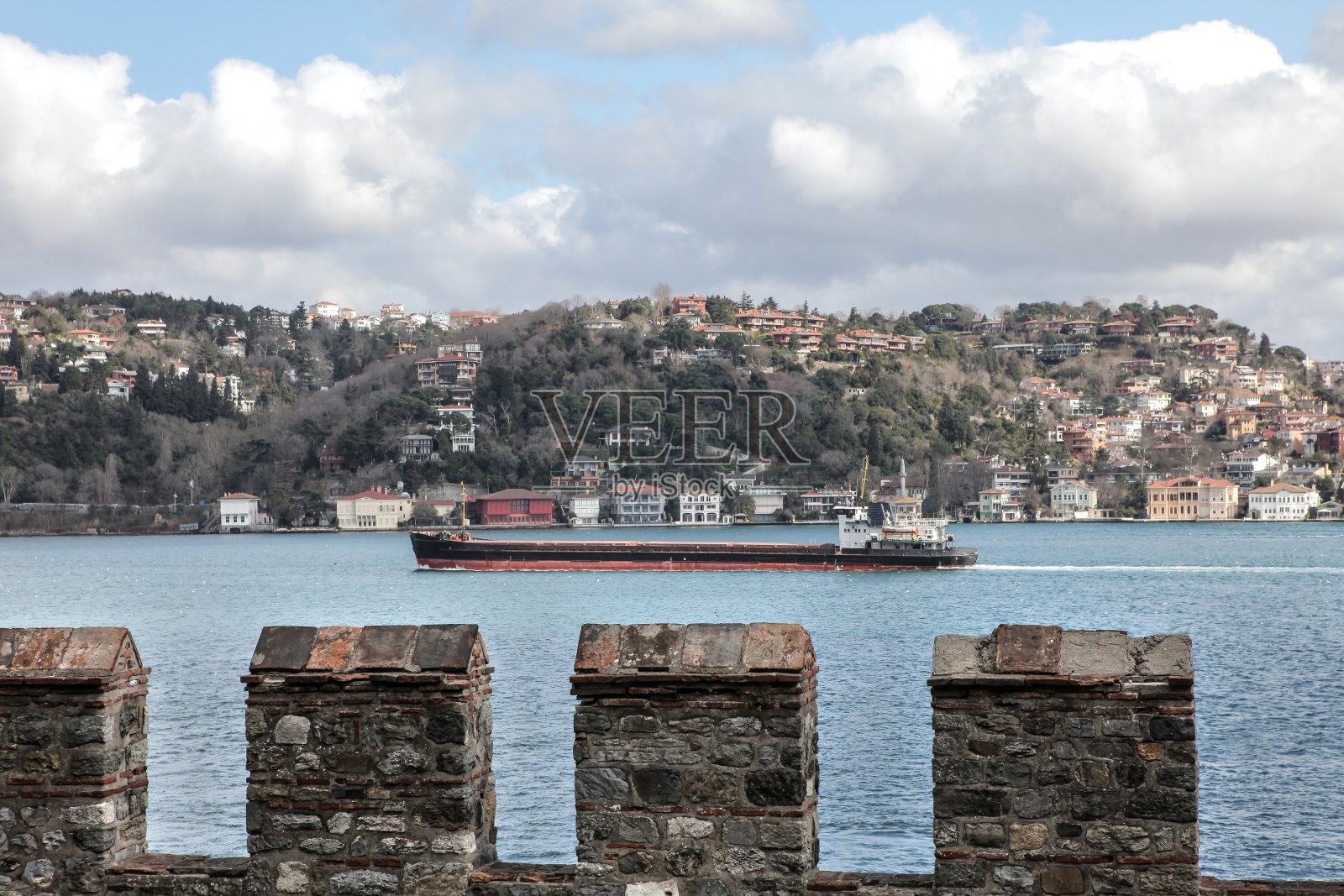 从鲁米里要塞看伊斯坦布尔博斯普鲁斯海峡照片摄影图片