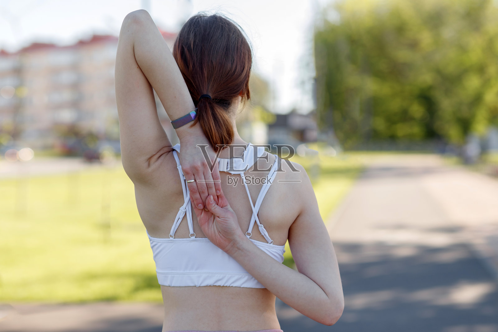 年轻的运动女性做户外运动，健身锻炼照片摄影图片