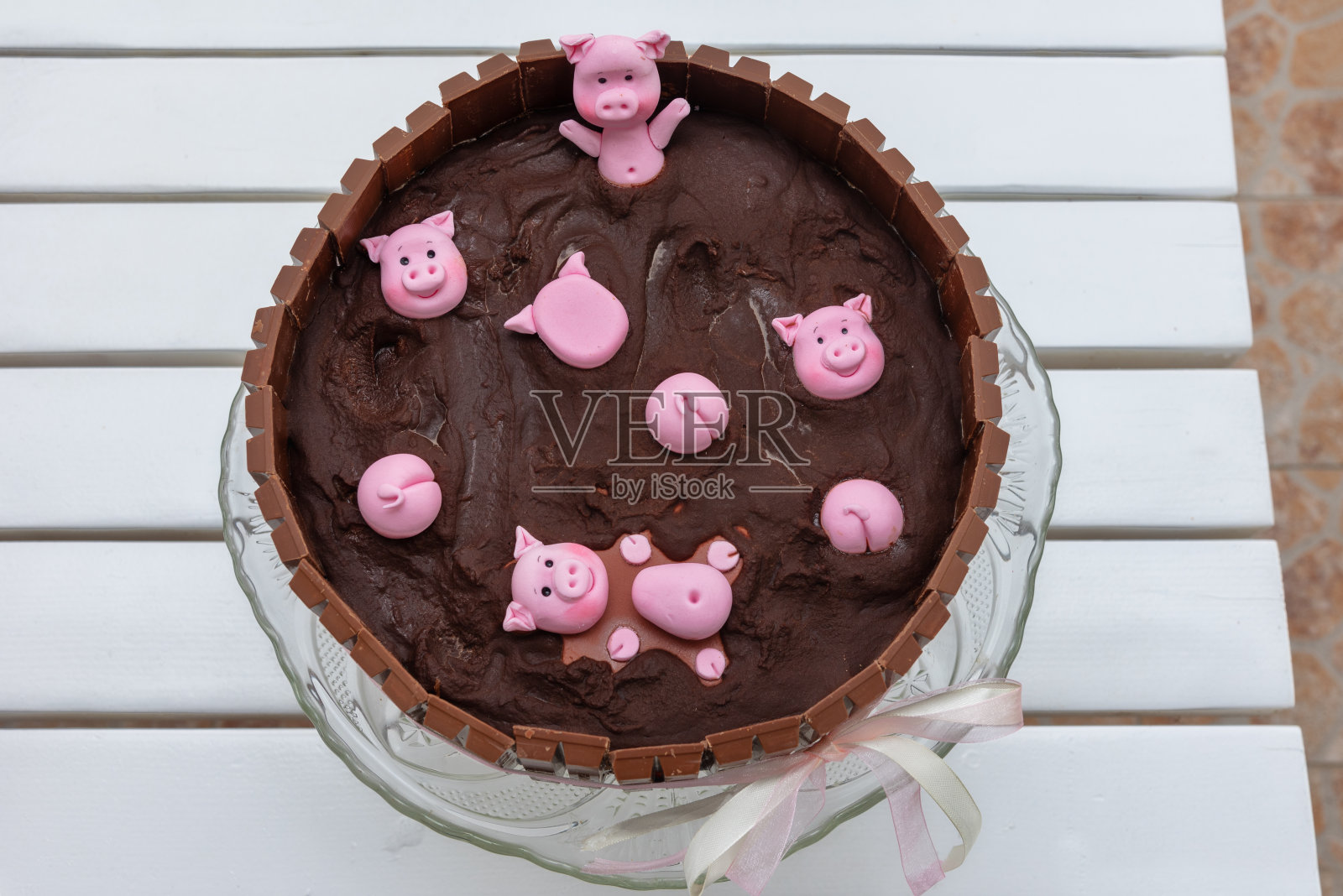 奇巧巧克力蛋糕和猪照片摄影图片