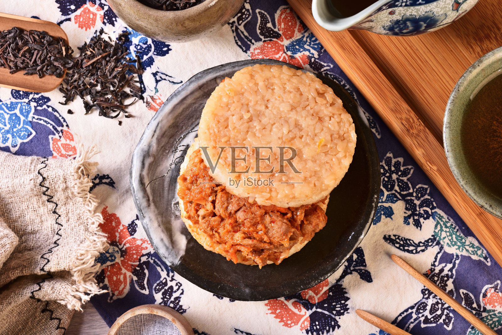 泡菜猪肉米饭汉堡照片摄影图片
